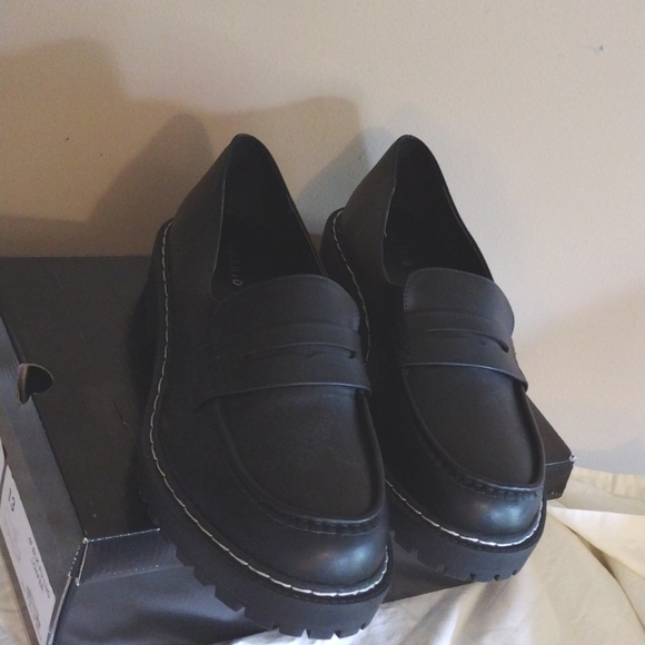 13 Torrid Classic Black Women's Slip-On Loafers - Picture 2 of 5